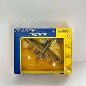 Motormax Classic Props 1/100 Scale 77000 – Lancaster With Display Stand